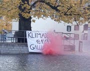 Transparent und roter Rauch auf dem Gallusplatz: Am kommenden Freitag, ab 13.30 Uhr, wird hier wieder fürs Klima demonstriert. (Bild: PD - 15. Oktober 2019)