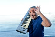 Kurt Oberländer nimmt sein Klavier und sagt der Schweiz Adieu. (Bild: Donato Caspari)