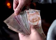 Trotz Sanktionen legte die türkische Lira am Dienstag gegenüber dem Sollar leicht zu. (Bild: Sedat Suna/EPA)