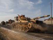 Vormarsch - oder eher Flucht? Im Bild: Türkische Panzer in Nordsyrien. Eine wichtige Stadt scheint die türkische Armee trotz vollmundiger Ankündigungen von Präsident Erdogan wieder an die Kurden verloren zu haben. (Bild: KEYSTONE/AP/EMRAH GUREL)