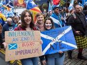 Fröhlich in die Unabhängigkeit marschieren diese jungen Schotten am 5. Oktober in Edinburgh. (Bild: KEYSTONE/EPA/ROBERT PERRY)
