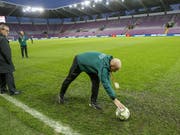 Schiedsrichter Szymon Marciniak inspiziert den durchnässten Platz im Stade de Genève und gibt grünes Licht für den Anpfiff um 20.45 Uhr (Bild: KEYSTONE/SALVATORE DI NOLFI)