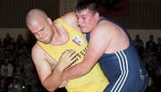 Der Urner Ringer Christoph Waser (rechts) unterliegt im Duell gegen Boris Illenseer. (Bild: Regula Epp)