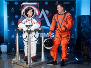 Bereit für den nächsten geplanten Flug zum Mond im Jahr 2024: Die US-Weltraumbehörde Nasa stellte am Dienstag die neuen Raumanzüge für die Astronauten vor. (Bild: KEYSTONE/FR33460 AP/KEVIN WOLF)