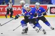 Der Tscheche Martin Herman (links) wird von den Zugern Jérôme Bachofner (vorne) und Miro Zryd verfolgt. Bild: Miroslav Chaloupka/Freshfocus (Pilsen, 15. Oktober 2019)