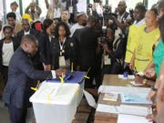 Der mosambikanische Präsident Filipe Nyusi gibt seine Stimme für die Parlaments- und Präsidentschaftswahlen in der Hauptstadt Maputo ab. (Bild: KEYSTONE/AP/FERHAY MOMADE)