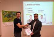 Das Zepter wird übergeben: Phillip Oswald (rechts) übernimmt das Präsidialamt von Mario Cozzi. (Bild: PD)