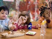 Viele Menschen wissen, dass Kleinkinder an einer Murmel oder einer Erdnuss ersticken können. Dass diese Gefahr auch für andere Lebensmittel gilt, wird gemäss der Beratungsstelle für Unfallverhütung oft unterschätzt. (Bild: KEYSTONE/GAETAN BALLY)