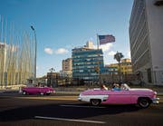 Die USA halten den Druck auf Kuba aufrecht: Blick auf die US-Botschaft in Havanna. (Bild: Ramon Espinosa/AP)