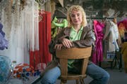 80 Kostüme hat Livia Rita für eine Performance in London entworfen. Einen Teil davon hat sie in ihr neues Atelier in Nesslau gebracht.