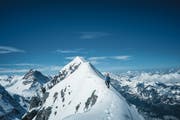 Der Bütschwiler Bergsteiger Damian Göldi bei der Durchsteigung der Eigernordwand auf dem Gipfelgrat (Mittellegigrat). (Bild: PD)