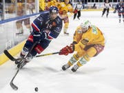 Chris Baltisberger von den ZSC Lions (links) kämpft gegen Langnaus Sebastian Schilt (Bild: KEYSTONE/ENNIO LEANZA)