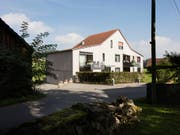 Für den Traum vom eigenen Haus ist ein langer Atem nötig: Schweizer Familien sparen dafür im Durchschnitt rund acht Jahre. (Bild: KEYSTONE/GAETAN BALLY)