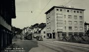 Das Zentrum des Lachen-Quartiers an der Zürcher Strasse nach 1937. Das Erdgeschoss des damals neu gebauten Flachdach-Hauses war der zweite Standort der Post Lachen. Daneben fand dort auch noch eine Tramwartehalle Platz. (Bild: Sammlung Peter Uhler)