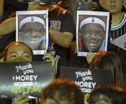 Demonstranten halten in Hongkong ein unvorteilhaftes Foto von Basketballer LeBron James in die Höhe. Bild: Mark Schiefelbein/Keystone