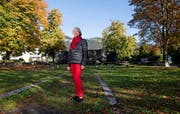 Pia Murer auf dem ehemaligen Landsgemeindering, wo sie 1973 eine Rede hielt. (Bild: Corinne Glanzmann Oberdorf, 16. Oktober 2019)