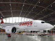 Die Swiss hat die Inspektion an den Triebwerken der Typ C-Series-Flugzeugen abgeschlossen. Die Flugzeuge können somit ab Donnerstag in den regulären Flugbetrieb zurückgeführt werden. (Bild: KEYSTONE/WALTER BIERI)