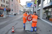Werkhofmitarbeiter entfernen am Mittwochmorgen die Signalisation. (Bild: Urs Brüschweiler)