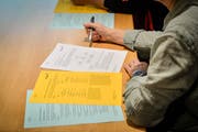Merkblätter zur Auffrischung. (Bild: Hanspeter Schiess)