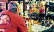 Seraina Bosshard und Jasmin Wyss bei der Arbeit in der Biker-Bar. Bild: SRF