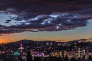 Leserbild. Christian Wild fotografierte am 10. Oktober die eindrückliche Abendstimmung mit (von links) Herbstjahrmarkt, Hadwig-Schulhaus und Kantonsspital.
