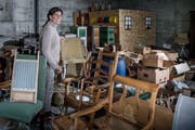 María Fernanda Salvador, Mitglied der Stiftung St. Klara Gerlisberg, bereitet den Antiquitätenmarkt vor. (Bild: Pius Amrein, 15. Oktober 2019)