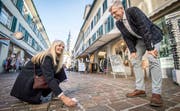 Stadtentwicklerin Sabina Ruff und Stadtpräsident Anders Stokholm lesen die nächste Aufgabe vom Würfel aus Karton ab.Bild: Reto Martin