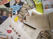 Viel Papier für die Wahlberechtigten: Bis am Dienstag zeichnete sich in den grösseren Städten tendenziell eine höhere Wahlbeteiligung als bei den Wahlen 2015 ab. (Bild: KEYSTONE/ALESSANDRO DELLA VALLE)
