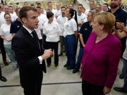 Emmanuel Macron und Angela Merkel am Mittwoch zu Besuch bei Airbus in Toulouse. (Bild: KEYSTONE/EPA AP POOL/FREDERIC SCHEIBER / POOL)