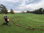 Die Reifenspuren auf dem Golfplatz wurden fotografiert und ausgemessen. (Bild: PD)