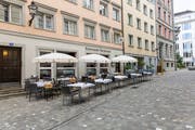 Will ein Gastronom draussen Stühle und Tische aufstellen, muss er für die Benutzung des öffentlichen Bodens Gebühren bezahlen. (Bild: Mareycke Frehner - 18. September 2018)