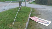 Dieses Wahlplakat der FDP in Waldstatt wurde mutwillig beschädigt. Der Ständer ist verbogen und nicht mehr zu gebrauchen.Bild: PD