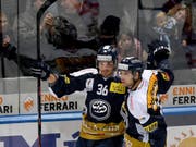 Matt D'Agostini (links) schoss gegen Banska Bystrica (SVK) das 2:0, verletzte sich dabei aber möglicherweise an der Hand (Bild: KEYSTONE/SAMUEL GOLAY)