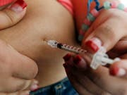 Wenn die Blutzuckerregulation des Körpers nicht mehr funktioniert, ist die Insulinspritze das Mittel der Wahl, den Blutzucker in Balance zu halten. Eine neue Kombitherapie könnte womöglich mit weniger Nebenwirkungen einhergehen. (Bild: KEYSTONE/AP/REED SAXON)