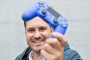 E-Sportler Yannick Gurtner mit seinem Controller. (Bild: Donato Caspari)