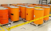 Sie sollen dereinst tief unter die Erde: Radioaktive Abfälle lagern im Zwischenlager bei Würenlingen. (Bild: Keystone)