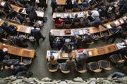 Die Forschungsstelle Sotomo hat ausgewertet, wo genau die Nationalräte stehen im linken und rechten Spektrum. (Bild: KEYSTONE/Peter Klaunzer)