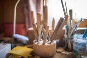 Mit diesem Werkzeug hat der Kunsthandwerker die Figuren aus dem Lindenholz-Block geschnitzt.