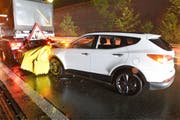 Das Auto krachte in das Warnleitfahrzeug. (Bild: Luzerner Polizei)