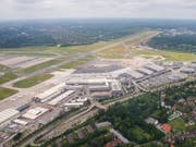 Der Flugbetrieb am Flughafen in Hamburg war am Mittwochabend vorübergehend lahmgelegt. (Bild: KEYSTONE/AP dpa/DANIEL BOCKWOLDT)