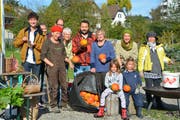 Die fröhlichen Gärtner in der Herbstsonne, darunter Projektleiterin Katharina Portmann (rote Mütze) und OGiF-Vereinspräsidentin Fiona Käppeli mit grünem Stirnband. (Bild: Mathias Frei)