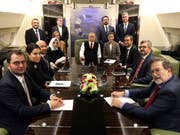 Der türkische Präsident Recep Tayyip Erdogan (Mitte) an Bord seines Flugzeugs umgeben von Akademikern und Journalisten auf dem Rückflug von einem Aserbaidschan-Besuch. (Bild: KEYSTONE/AP Pool Turkish Presidency)