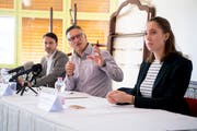 Petrit Alimi, Präsident der Islamischen Gemeinde Luzern (IGL) (Mitte) anlässlich der Medienkonferenz in der Dar-Assalam-Moschee. Links ist Vizepräsident Hajrudin Velic, rechts Kanita Sabanovic, Mitglied der IGL. (Bild: Nadia Schärli, Kriens, 16. Oktober 2019)