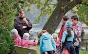 Bruder Christoph-Maria, der im Musical die Hauptrolle spielt, erzählt den Eschenzer Schülern von den Franziskanern. (Bild: Evi Biedermann)