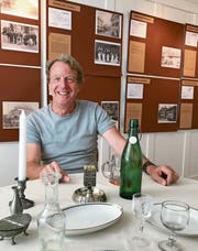 Roland Schluchter aus dem Ortsmuseumsteam an einem Beizentisch von einst. Bilder: Andrea Häusler