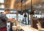 Im Restaurant «Zur Werkstatt» kann man dem Koch bei der Arbeit über die Schulter schauen. (Bild: Lisa Jenny)