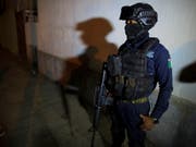 Ein Angehöriger der mexikanischen Polizei steht Wache während eines Einsatzes in der Region Veracruz. (Bild: KEYSTONE/AP/REBECCA BLACKWELL)