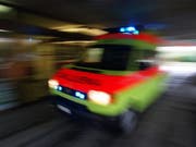 Grosseinsatz von Feuerwehr und Rettungskräften am Dienstagabend auf dem Gelände eines Paket-Verteilzentrums im deutschen Bundesland Sachsen-Anhalt. (Bild: KEYSTONE/MARTIN RUETSCHI)