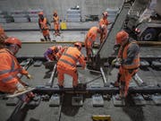 Endausbau des zweispurigen Eppenbergtunnels auf der SBB-Strecke Olten-Aarau: Die Schwellen mit den Gleisen werden millimetergenau einbetoniert. (Bild: KEYSTONE/URS FLUEELER)
