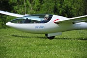 Ein Pilot setzt zur Landung auf dem Segelflugplatz in Amlikon an. (Bild: Mario Testa)